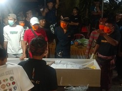 Isak Tangis Sambut Kedatangan Jasad Mahasiswa Magang yang Tewas di Malaysia