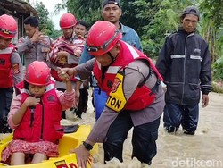 Aksi Polisi Terjang Banjir Subang, Selamatkan Lansia Lumpuh-Bayi