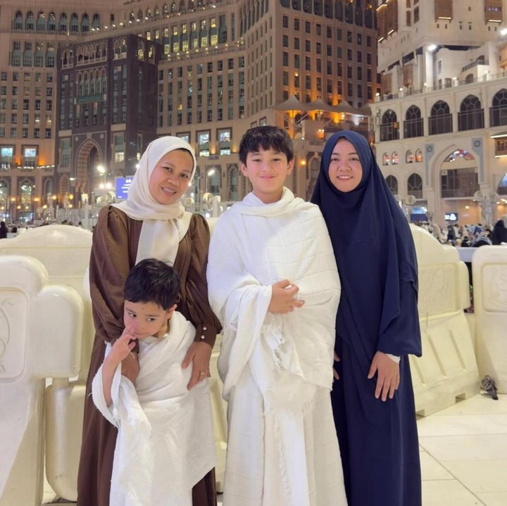 <p>Selain mengajak kedua anaknya, Raffi Ahmad dan Nagita Slavina juga membawa dua pengasuh Rafathar dan Rayyanza, yaitu Mbak Lala dan Mbak Rini. Kehadiran mereka selama perjalanan ibadah ini pun langsung menarik perhatian banyak pasang mata. (Foto: Instagram @raffinagita1717)</p>