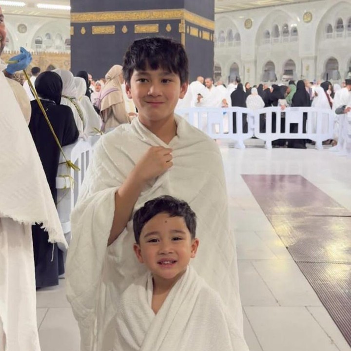 <p>Pasangan artis Raffi Ahmad dan Nagita Slavina kini tengah menunaikan ibadah umrah, Bunda. Mereka pun turut memboyong kedua anak laki-lakinya, Rafathar Malik Ahmad dan Rayyana Malik Ahmad untuk ikut pergi bersama ke Tanah Suci. (Foto: Instagram @raffinagita1717)</p>