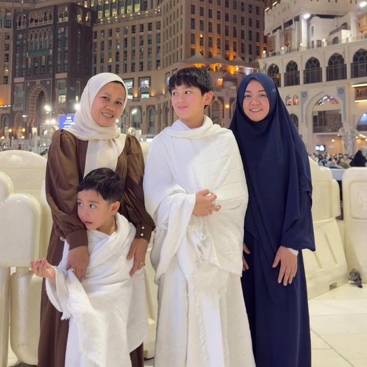 <p>Kehadiran Mbak Lala dan Mbak Rini pun terungkap dari foto yang dibagikan di akun Instagram <em>@raffinagita1717</em>. Unggahan itu pun menampilkan momen kebersamaan mereka selama berada di Tanah Suci. "Alhamdulillah Ya Allah," tulisnya. (Foto: Instagram @raffinagita1717)</p>