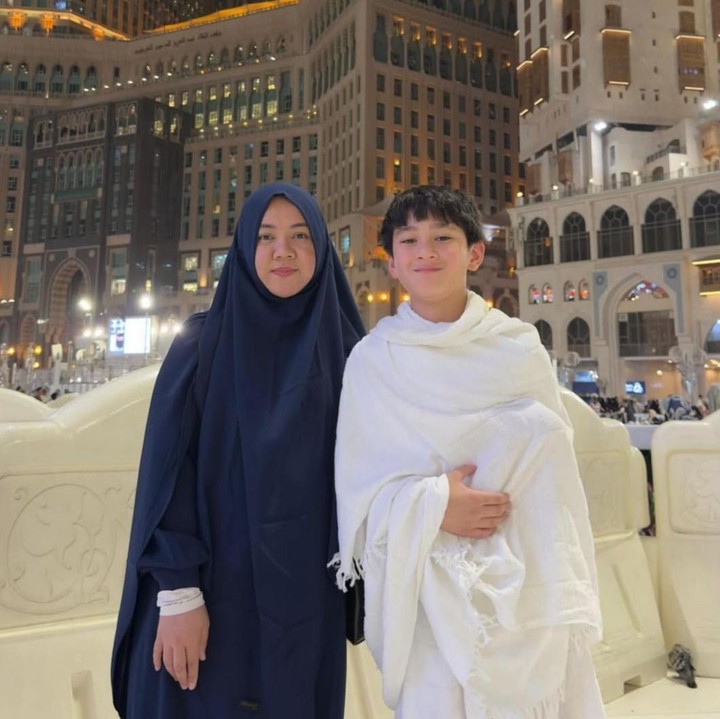 <p>Sejak kecil, Rafathar memang sangat dekat dengan Mbak Lala, Bunda. Kedekatan mereka pun terlihat jelas saat keduanya sedang berpose di Mekkah. Dalam foto yang dibagikan, Mbak Lala tampak mengenakan abaya biru yang dipadukan dengan hijab panjang yang senada. (Foto: Instagram @raffinagita1717)</p>