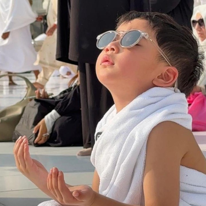 <p>Mengintip dari salah satu unggahannya, Rayyanza terlihat begitu khusyuk saat berdoa dan menjalankan ibadah, Bunda. Bahkan, putra kedua Nagita Slavina ini tetap tenang dan tidak rewel selama berada di Tanah Suci. (Foto: Instagram @raffinagita1717)</p>