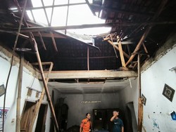 Belasan Rumah Warga di Ciomas Bogor Rusak Diterjang Angin Kencang