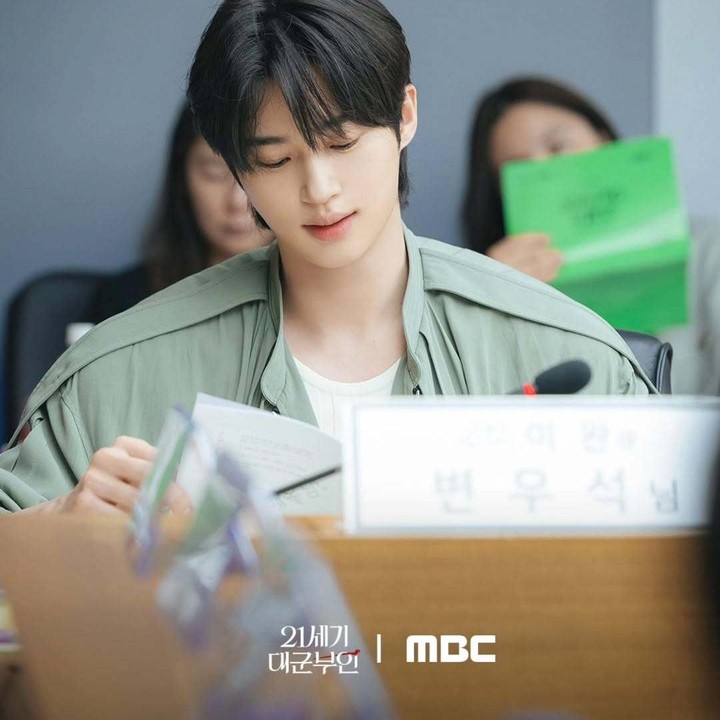 <p>Sementara itu, Pangeran Agung Yi An memiliki latar belakang yang berbanding terbalik dengan Seong Hui Ju. Meskipun ia bagian dari kerajaan, Yi An tidak memiliki apapun yang bisa dilakukan untuk menjalani kehidupannya. (Foto: Instagram @mbcdrama_now)</p>