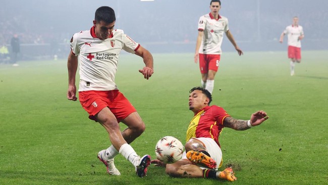 Pemain Timnas Indonesia, Dean James, berlaga saat Go Ahead Eagles menjalani laga Europa League menghadapi Braga.