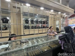 Warga Medan Berburu Emas Meski Harga Melambung