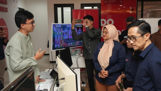 Guna memastikan implementasi AI CoE berjalan komprehensif dan berkelanjutan, Direktur Utama Telkom, Dian Siswarini, meninjauan langsung AI Connect di Malang.