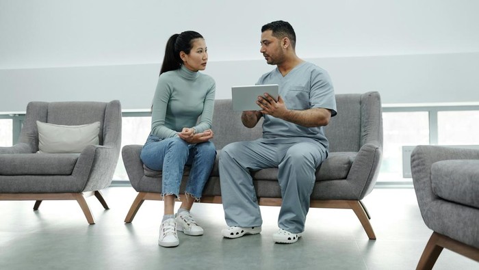 Orang karismatik tetap tenang meski dalam tekanan. Mereka membuat orang di sekitarnya merasa aman dan yakin.