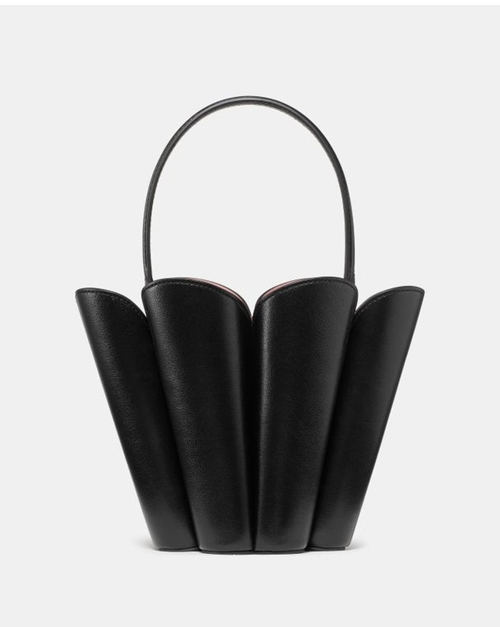 The Spade Flower Bucket hadir sebagai tas bucket yang spacious, terinspirasi dari logo ikonis Kate Spade (spade) dengan sentuhan detail bunga yang cantik.