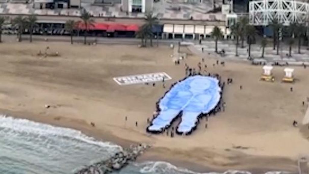 Aktivis Gelar Potret Raksasa Gadis Palestina di Pantai Barcelona