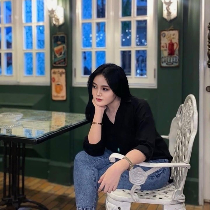 <p>Kehidupan anak artis Indonesia tampaknya tak pernah lepas dari sorotan publik. Begitu juga dengan Tia Septiana yang merupakan putri kedua dari komedian Mandra dan Mila Juwita Sari. (Foto: Instagram @tiaseptianna_)</p>