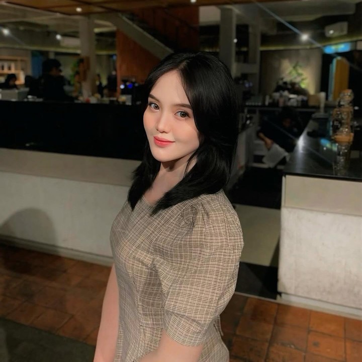 <p>Baru-baru ini, Tia tampil pada salah satu program televisi bersama sang ayah. Dalam kesempatan itu, ia mengungkap perasaannya yang bangga memiliki ayah seorang figur publik ternama.&nbsp;(Foto: Instagram @tiaseptianna_)</p>