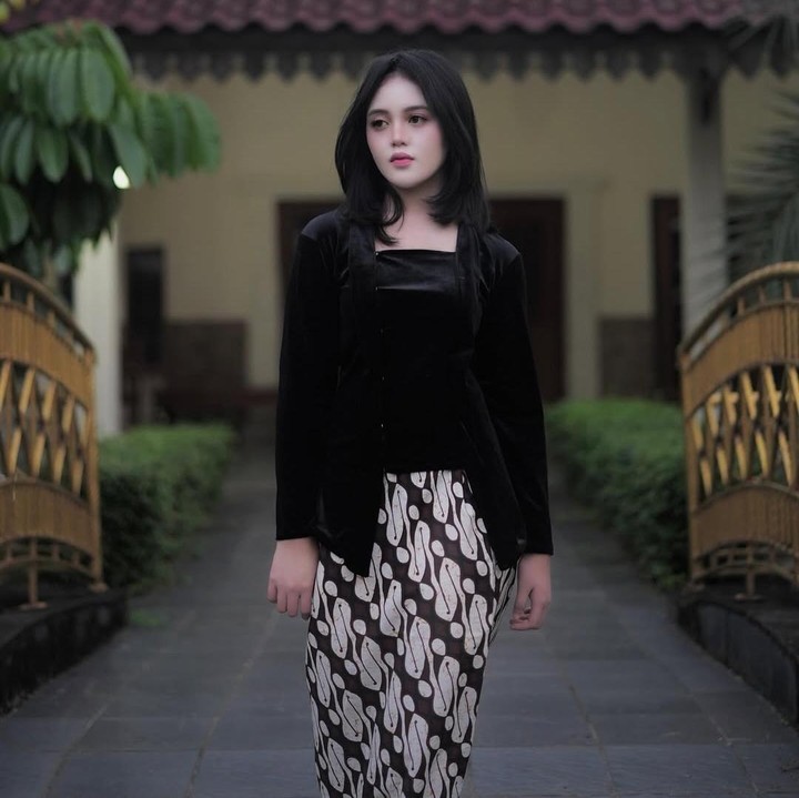 <p>Misalnya saja seperti fotonya yang satu ini, ketika mengenakan kebaya berwarna hitam. Tak sedikit netizen yang terpukau dengan kecantikannya. &ldquo;Cantik banget kaa,&rdquo; tulis akun <em>@sabrinaau****.</em> &ldquo;Duh cantik banget masyaAllah, indah pada waktunya, bersinar akan pada waktunya, semangat,&rdquo; tulis akun <em>@zabarjad****.&nbsp;</em>(Foto: Instagram @tiaseptianna_)</p>