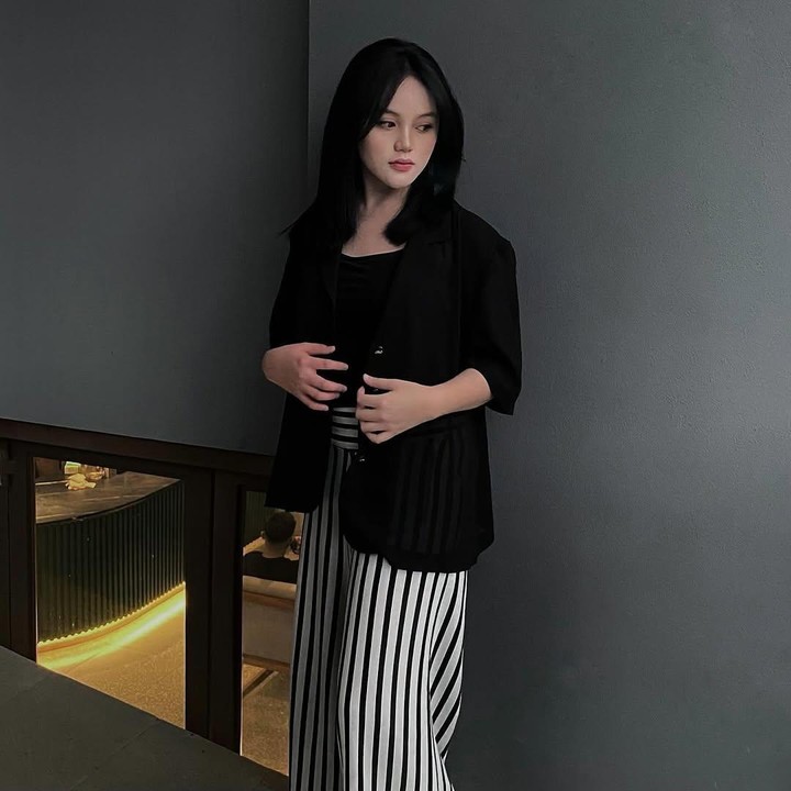 <p>Ia pun jujur memiliki <em>privilege</em> sebagai anak artis dan mengatakan harus menjaganya. &ldquo;Itu aku menganggapnya sebagai privilege mau bagaimanapun dan itu balik lagi ke akunya mau bawa ke mana? Ke arah positif atau (negatif). Justru kita ngejaga dengan adanya <em>privilege</em> kayak gitu,&rdquo; ujar Tia, dikutip dari kanal YouTube <em>TRANS 7 OFFICIAL,</em> Jumat (29/1/2026). (Foto: Instagram @tiaseptianna_)</p>