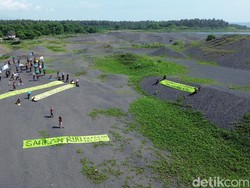 Bentangkan Bendera Hijau, Walhi Desak Pemulihan Eks Tambang di Lombok Timur