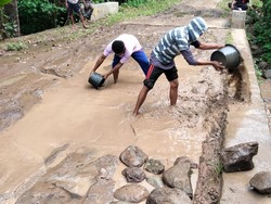 Jalan Rusak Bertahun-tahun, Warga Flores Timur Terpaksa Perbaiki Sendiri
