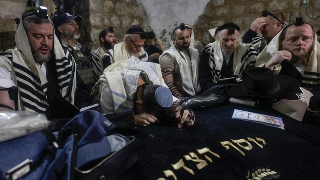 Sekitar 1.500 warga Yahudi kembali melakukan tindakan yang bisa memicu konflik dengan berdoa di Makam Yusuf Tepi Barat Palestina pada Kamis (29/1).