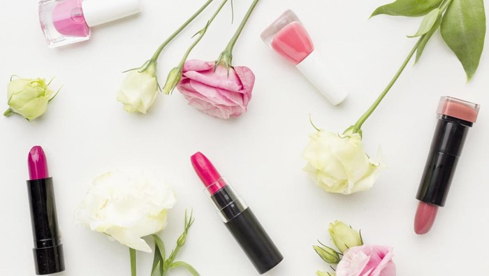 Warna pink dengan sentuhan lembut atau dusty masih menjadi pilihan utama banyak perempuan di berbagai negara. Mulai dari pink nude hingga rose, warna ini dianggap aman dipakai di berbagai situasi.