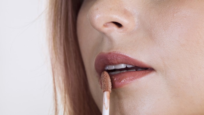 Lipstik bernuansa cokelat hangat seperti terracotta, cinnamon, dan caramel kini dianggap sebagai warna netral modern.