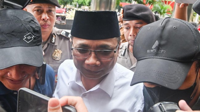 KPK menjelaskan alasan belum menahan eks Menag Yaqut Cholil Qoumas meski sudah ditetapkan sebagai tersangka. Fokus pemeriksaan pada kerugian keuangan negara.