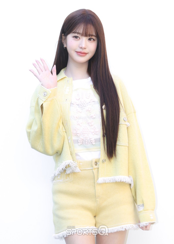 Artis Korea yang dikenal dengan tinggi badan menjulang satu ini juga sempat melakukan pemotretan dengan majalah Allure Korea di mana ia menghiasi sampul majalah edisi terbaru dalam balutan outfit serba BARRIE./ Foto: x.com/sportsqnews