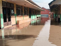 SMP di Jember Liburkan Siswa gegara Gedung Tergenang Banjir