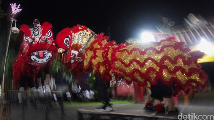 Dentum tambur menggema dari Kelenteng Tjo Su Bio, Tangerang, saat pemuda lintas budaya berlatih barongsai jelang Imlek. Tradisi dirawat di tengah kota.