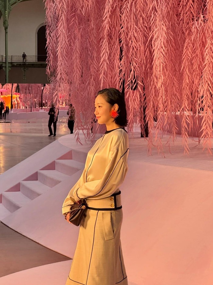 Di antara deretan artis papan atas yang datang ke peragaan busana oleh Matthieu Blazy, perancang busana Belgia-Prancis sekaligus creative director CHANEL, ada satu nama yang dikenali oleh fans industri hiburan Korea Selatan. / Foto: instagram.com/ggonekim