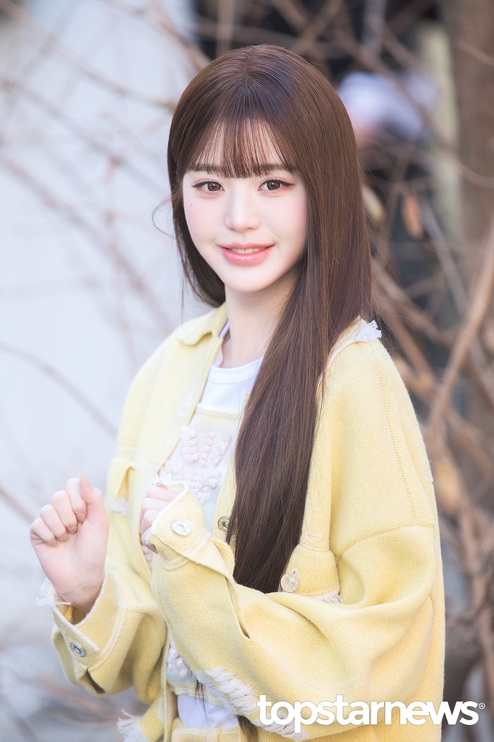 Gaya Jang Wonyoung IVE saat merayakan peluncuran koleksi BARRIE Spring-Summer 2026 pun menuai pujian. Banyak juga yang berpendapat bahwa wajah pemilik zodiak Virgo itu tampak baby face, mengingatkan mereka pada era IZ*ONE./ Foto: x.com/TSN_PHOTO