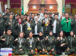 Khofifah Serahkan Bonus Rp 8 Miliar bagi 161 Atlet dan Pelatih Berprestasi