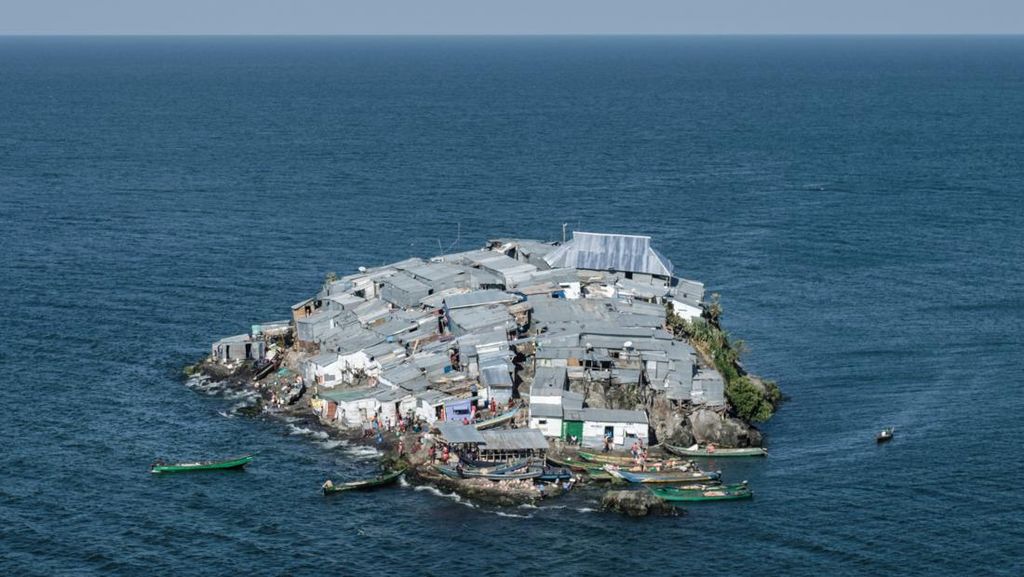 FOTO: Pulau Seluas Lapangan Bola Dihuni 500 Jiwa, Ada Bar dan Kasino