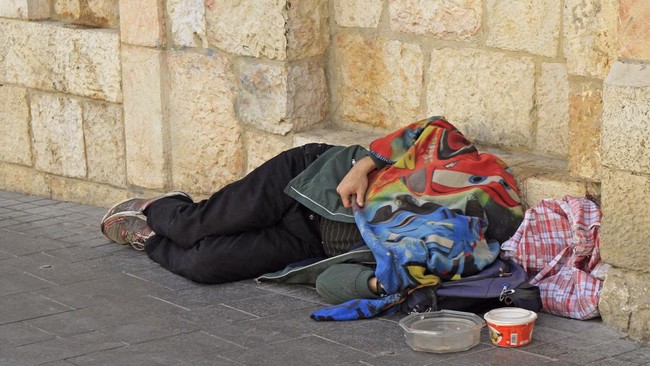 Laporan teranyar menyebukan, sekitar 2 juta penduduk Israel hidup di bawah garis kemiskinan. Di antaranya termasuk 880 ribu anak dan 150 ribu lansia.