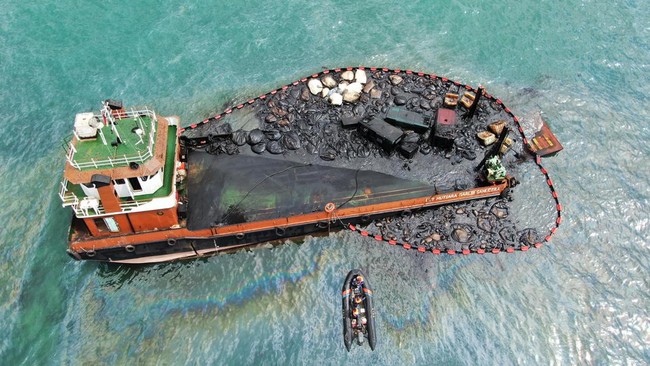 Sebuah kapal pengangkut limbah minyak hitam kandas di perairan Pulau Dongas, Batam. Muatan Kapal tumpah ke laut.