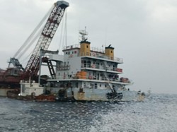 Protes Keluarga Korban KMP Tunu Pratama Jelang Pengangkatan Bangkai Kapal