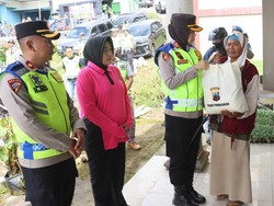 Polres PurbaIingga Salurkan Bantuan ke Warga Terdampak Banjir di Karangreja