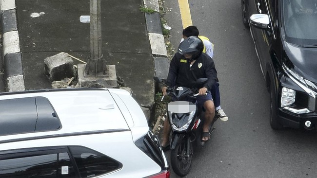 Korlantas Polri luncurkan ETLE Drone Patrol di Cibubur untuk meningkatkan pengawasan lalu lintas. 30 pelanggar terekam, fokus pada penggunaan helm.