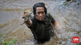 Foto: Timbul Tenggelam Arief Berburu Sapu-sapu Ciliwung