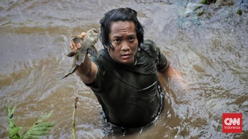 Foto: Timbul Tenggelam Arief Berburu Sapu-sapu Ciliwung
