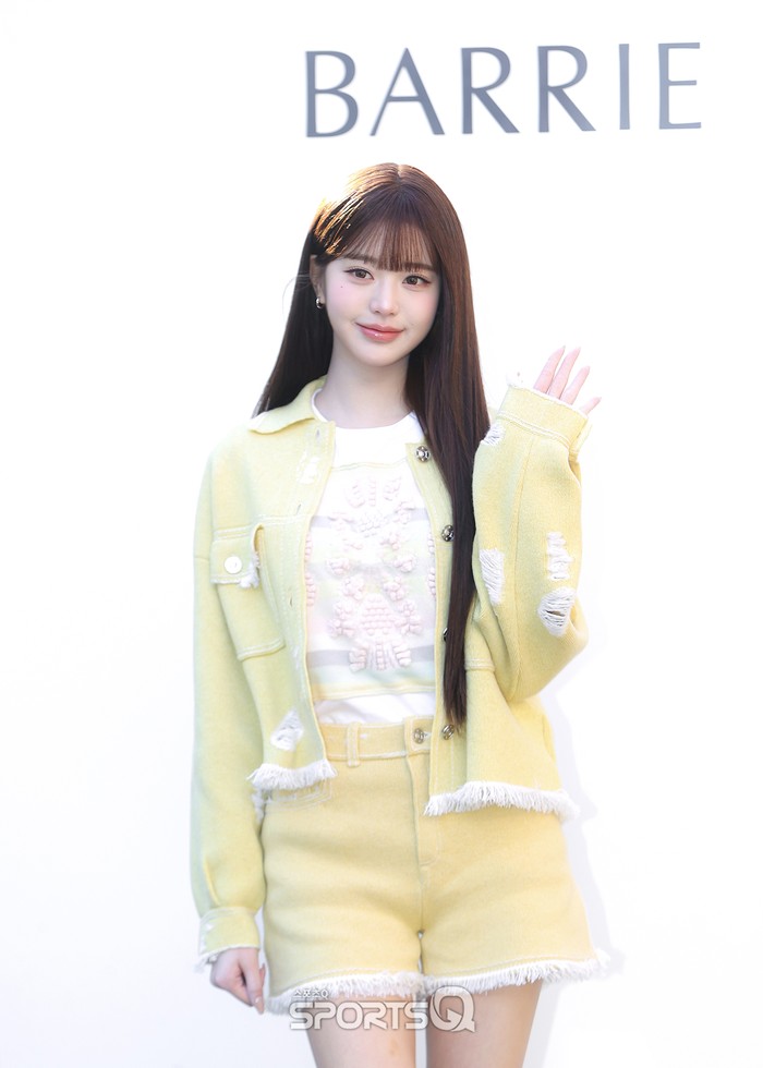 Pada Kamis, (29/1), Jang Wonyoung IVE turut hadir memeriahkan peluncuran koleksi BARRIE Spring-Summer 2026. Ini merupakan penampilan perdana sang idol usai resmi terpilih menjadi brand ambassador terbaru mereka./ Foto: x.com/sportsqnews