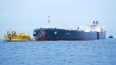 MT Spyros yang membawa 1 juta barel minyak mentah (crude) terkoneksi dengan Single Point Mooring (SPM) kilang Cilacap, dalam persiapan bongkar muat. Minyak mentah yang dibawa berasal dari Aljazair, wu
