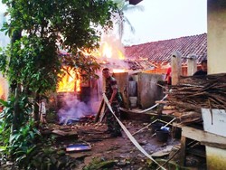 Kebakaran di Ciamis, Rumah Milik Uju Hangus Dilalap Api Saat Subuh