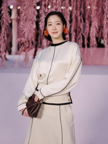 Simak Gaya Anggun Kim Go Eun di CHANEL Spring Summer 2026 Haute Couture Show