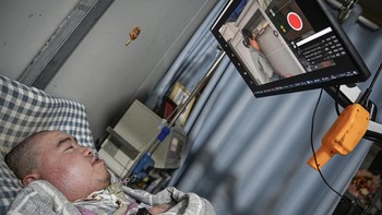 FOTO: Lumpuh Total, Pria China Operasikan Smart Farming dengan 1 Jari