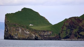 Cerita Rumah Paling Kesepian di Dunia, Berdiri Sendiri di Pulau Batu