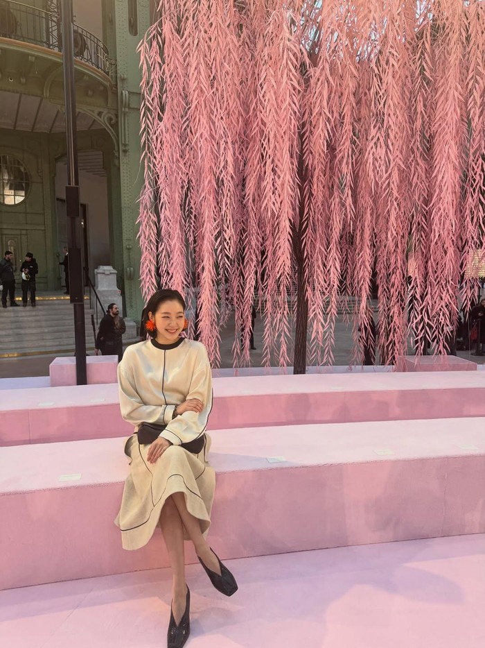 Seperti yang kita tahu, CHANEL Spring Summer 2026 Haute Couture show baru saja digelar di Paris, Prancis pada Selasa, (27/1/2026) waktu setempat. Bertabur bintang, para tamu undangan yang hadir pun cukup bikin melongo. / Foto: instagram.com/ggonekim