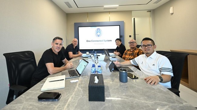 Pelatih John Herdman bersama Direktur Teknik PSSI Alexander melakukan pertemuan dengan I.League guna membahas sinkronisasi jadwal Super League dan tim nasional.