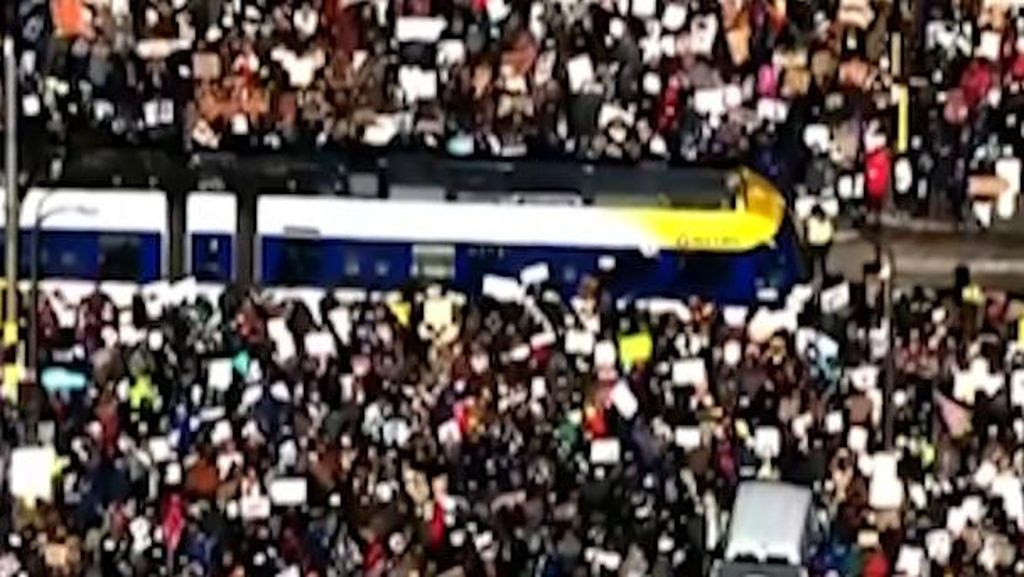 Ribuan Warga Minnesota Turun ke Jalan Tuntut Penarikan Pasukan ICE