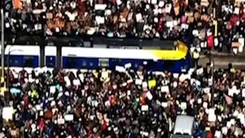 Ribuan Warga Minnesota Turun ke Jalan Tuntut Penarikan Pasukan ICE