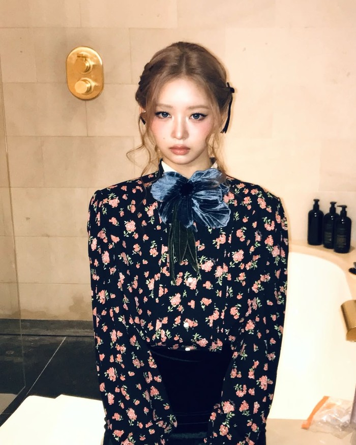 Valentino Haute Couture 2026 show yang digelar di Paris, Prancis, pada Rabu, (28/1) waktu setempat dihadiri tidak hanya satu, tetapi dua anggota IVE. Ya, dua member yang dimaksud ialah Rei dan Liz. / Foto: instagram.com/reinyourheart